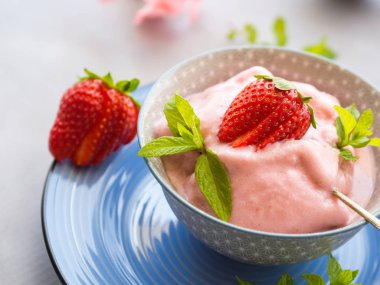 Ev yapımı çilekli dondurma kase