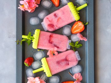 Ev yapımı çilekli dondurma popsicles
