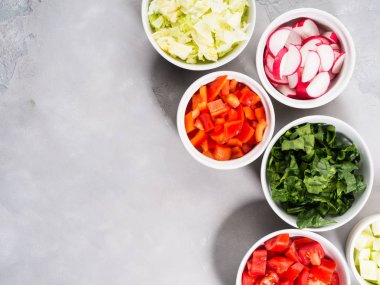 Salata veya aperatifler için sebze kase karışımı