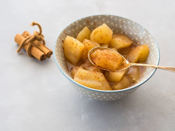 Bakad äpple med kanel — Stockfoto