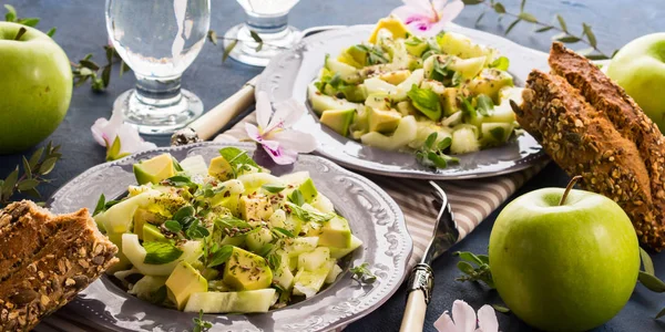 Okurka zelená Avocado podává zdravý salát — Stock fotografie