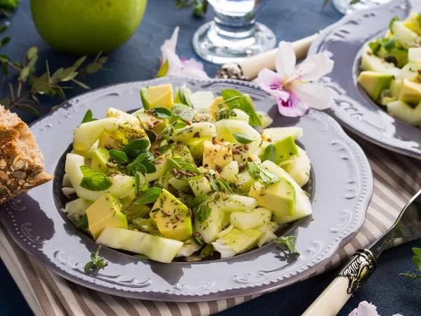 Okurka zelená Avocado podává zdravý salát — Stock fotografie