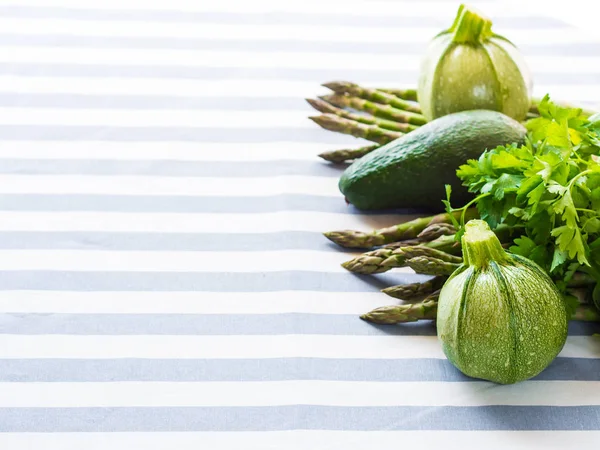 Зеленые овощи на скатерти — стоковое фото