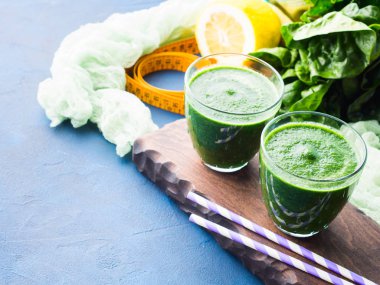 Yeşil detoks diyet için güler yüzlü