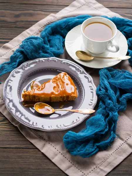 Chocolate cake met karamel — Stockfoto