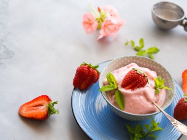 Ev yapımı çilekli dondurma kase