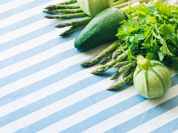Зеленые овощи на скатерти — стоковое фото