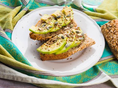 Avokado sandviç tohumları ile sağlıklı snack için