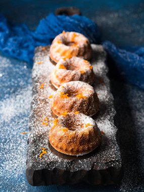 Bundt kek koyu arka plan ve hizmet yönetim kurulu