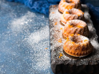 Bundt kek koyu arka plan ve hizmet yönetim kurulu