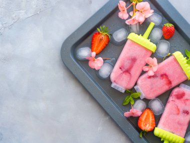 Ev yapımı çilekli dondurma popsicles