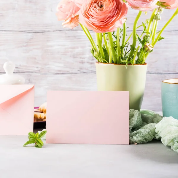 Tarjeta de felicitación rosa y flores — Foto de Stock