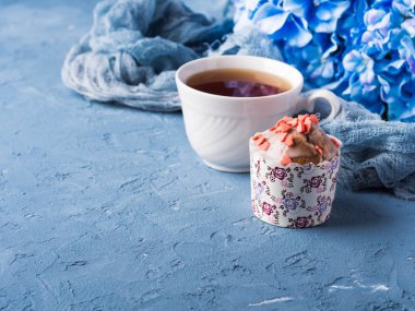 Çay çiçek mavi zemin üzerine