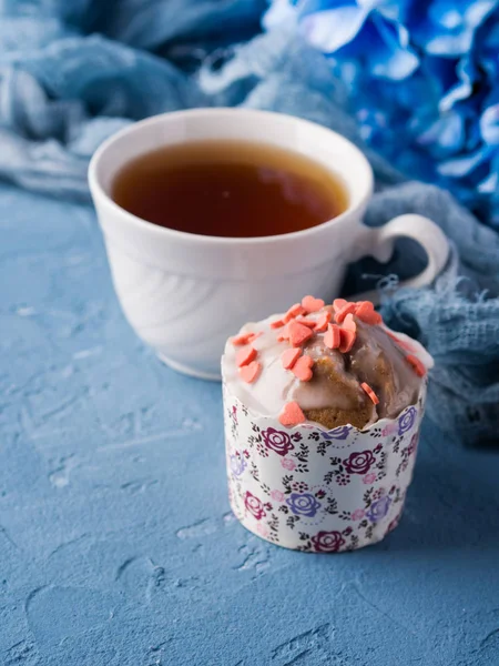 Xícara de chá no fundo azul com flores — Fotografia de Stock