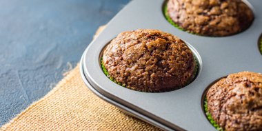 Muz çikolatalı muffin karamelli şeker tepesi ile