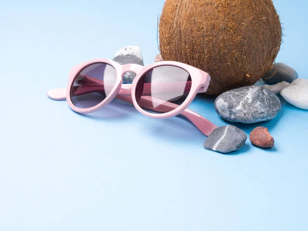 Sun glasses, sea stones and coconut — Stock Photo, Image