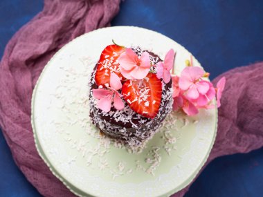 Çilek çiçek dekorasyonu ile çikolatalı kek