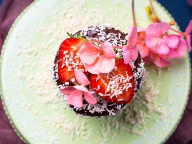 Çilek çiçek dekorasyonu ile çikolatalı kek