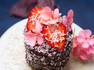 Çilek çiçek dekorasyonu ile çikolatalı kek