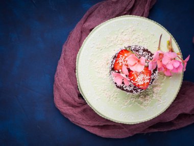 Çilek çiçek dekorasyonu ile çikolatalı kek