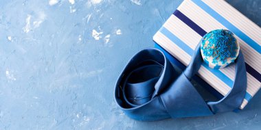 Babalar günü kartı hediye kutusu ve fincan kek, kravat ile