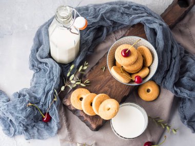 Süt ve kurabiye ile rustik natürmort