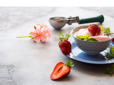 Ev yapımı çilekli dondurma kase