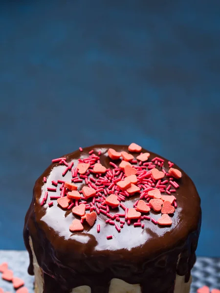 Cream cheese cake with chocolate glaze, sprinkles — Stock Photo, Image