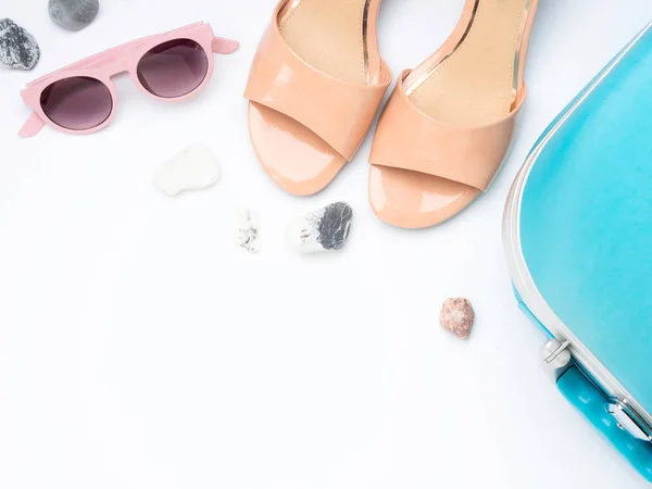 Blå kuffert, kokos, sandaler, solbriller - Stock-foto