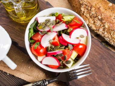 Renkli sebze salata kasesi