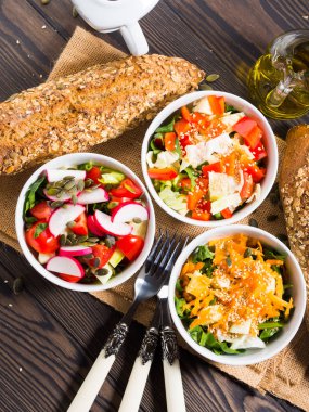 Renkli sebze salata kasesi