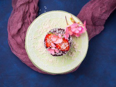 Çilek çiçek dekorasyonu ile çikolatalı kek