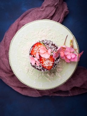 Çilek çiçek dekorasyonu ile çikolatalı kek