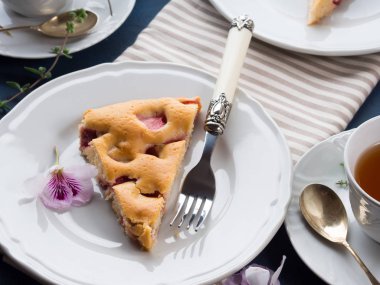 Karışık un ile Çilekli pasta