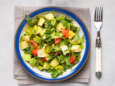 Sağlıklı avokado ıspanak domates salatası