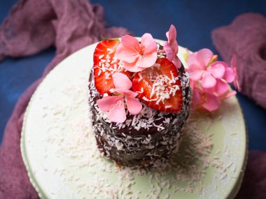 Çilek çiçek dekorasyonu ile çikolatalı kek