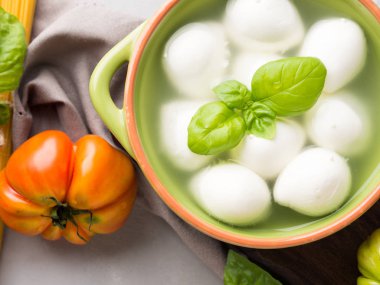 İtalyan yemeği domates mozzarella natürmort