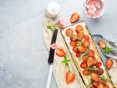 Ev yapımı çilekli değil fırında peynirli kek