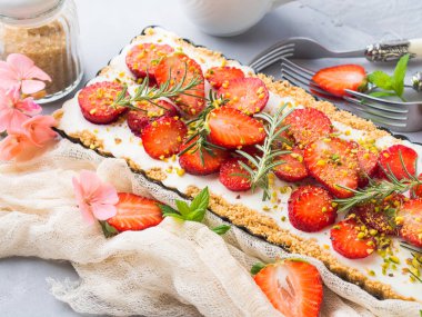 Ev yapımı çilekli değil fırında peynirli kek