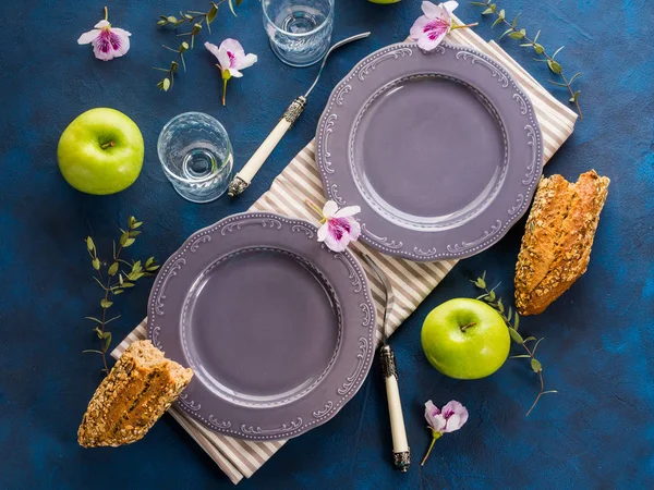 Piatti grigi vuoti serviti a pranzo — Foto Stock