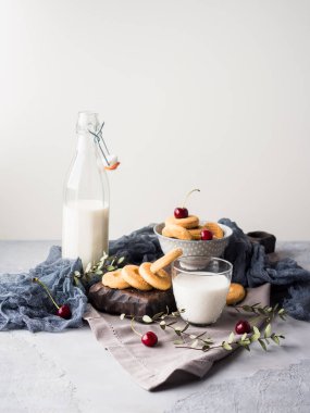Süt ve kurabiye ile rustik natürmort