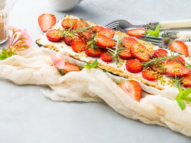 Ev yapımı çilekli değil fırında peynirli kek