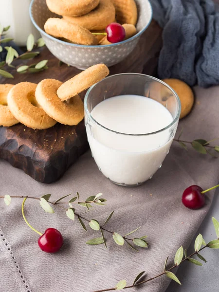 Bodegón rústico con leche y galletas —  Fotos de Stock
