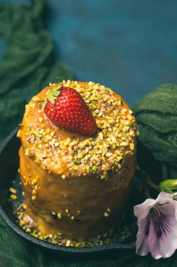Çilek fıstıklı çiçek ile karamelli pasta