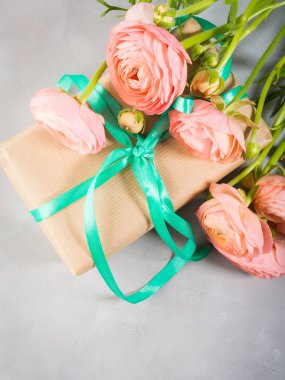Pembe Düğünçiçeği çiçek ve hediye kutusu