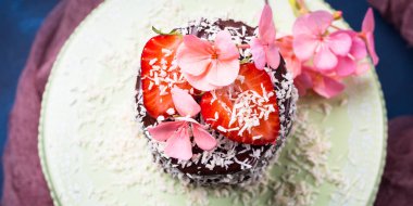 Çilek çiçek dekorasyonu ile çikolatalı kek