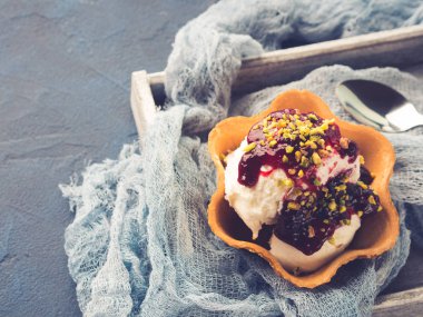 Vanilyalı dondurma kaşık toz gözleme Kupası