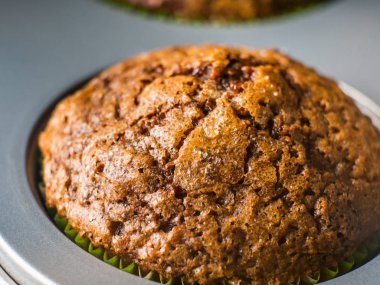 Muz çikolatalı muffin karamelli şeker tepesi ile