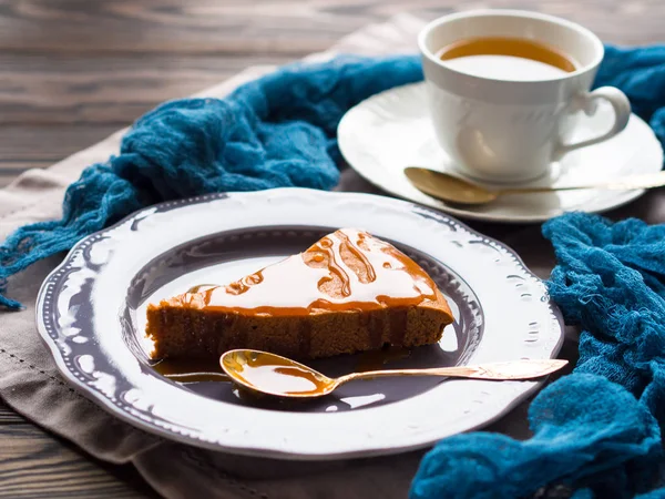 Chocolate cake with caramel — Stock Photo, Image