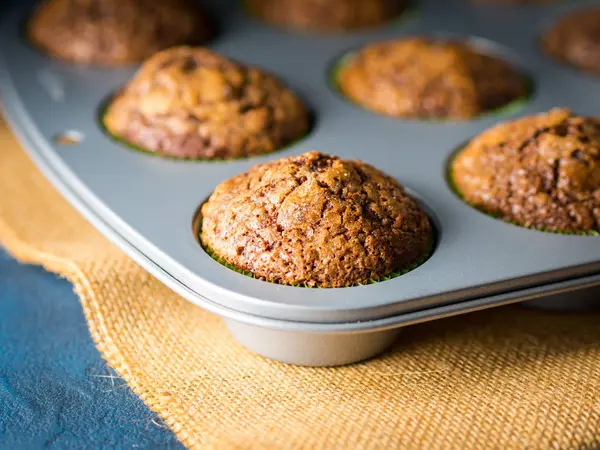 Banan czekolada muffin z polewa karmelowa cukru — Zdjęcie stockowe